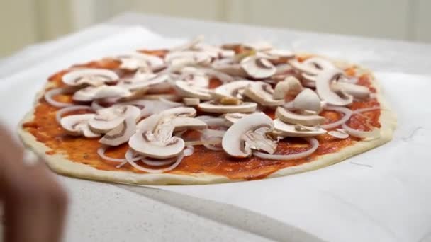 Mujer Haciendo Pizza Casera Casa — Vídeos de Stock