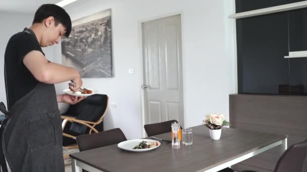 Jovem Mestiço Milenar Homem Preparando Saboroso Saudável Café Manhã Seu — Vídeo de Stock