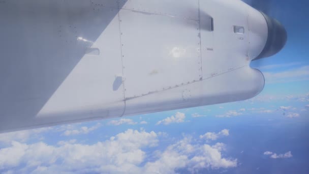 Hélice Avión Girando Durante Mosca Entre Nubes Blancas Cielo — Vídeos de Stock