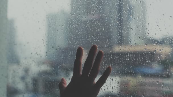 Mão Feminina Tocando Vidro Janela Com Gotas Chuva Cidade Turva — Vídeo de Stock