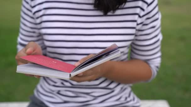 Jovem Mulher Lendo Livro Relaxante Parque Atividade Lazer Conceito Estilo — Vídeo de Stock