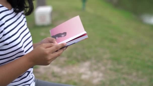 Jovem Mulher Lendo Livro Relaxante Parque Atividade Lazer Conceito Estilo — Vídeo de Stock