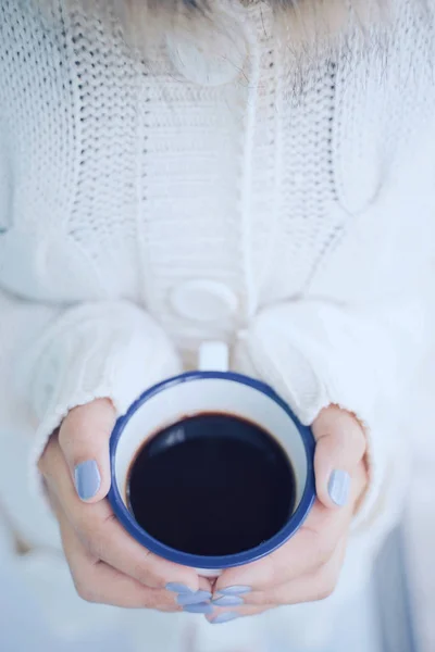 トップビューとコーヒーやtのホットカップを保持している女性の手を閉じます — ストック写真