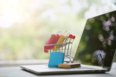 dizüstü bilgisayar klavyesi sepeti oyuncak alışveriş çantaları, black friday satış ve E-ticaret alışveriş online kavram, 