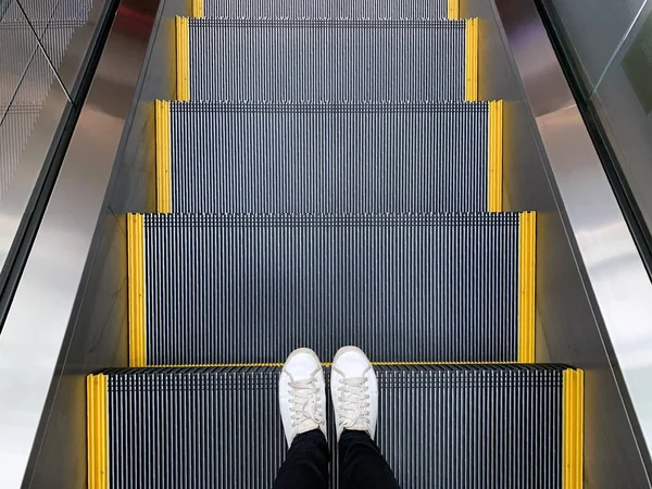 Pés Femininos Tênis Brancos Sapatos Escada Rolante Shopping — Fotografia de Stock