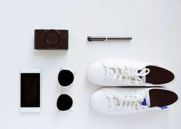Tênis Acessórios Com Smartphone Fundo Branco Conceito Moda Estilo Vida — Fotografia de Stock
