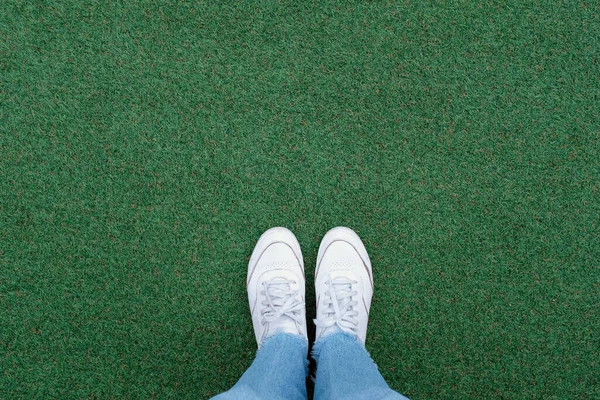 Selfie Pies Zapatillas Blancas Zapatos Fondo Hierba Verde Con Espacio —  Fotos de Stock