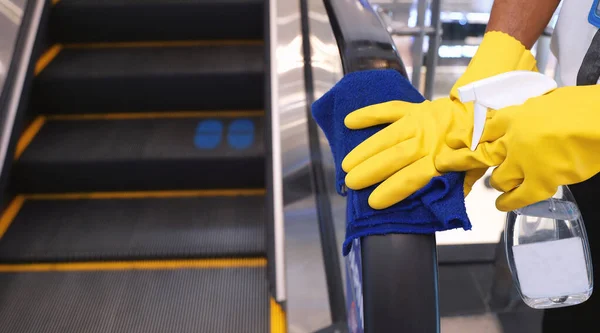 Staff Cleaning Escalator Hand Rail Department Store Prevent Spread Pandemic — Stock Photo, Image