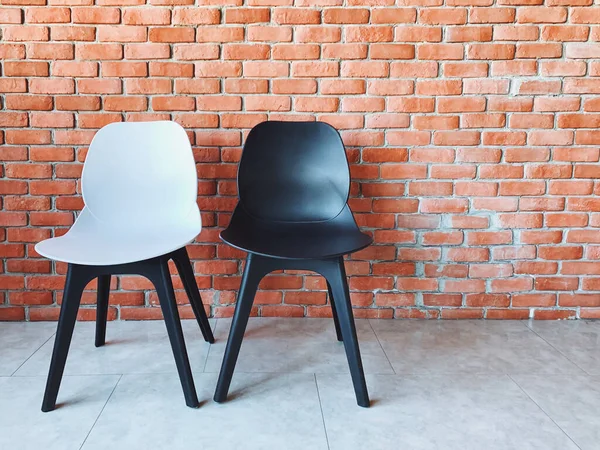 Schwarz Weiße Moderne Stühle Mit Backsteinhintergrund Wohnzimmer Interieur Mit Kopierraum — Stockfoto