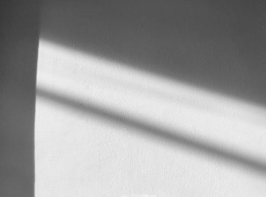 Pencere, ürün sunumu, arkaplan ve modellemesi için beyaz dokuya doğal gölge örtüsüdür