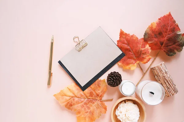 モックアップグリーティングカードと秋の休日のコンセプトの背景のフラットレイアウト 空白のカード キャンドル カエデの葉と居心地の良い装飾 トップビューのライフスタイル — ストック写真