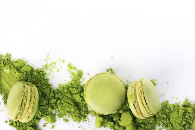 Macaroons yeşil çay tozu matcha beyaz arka plan ile. Asya tadı