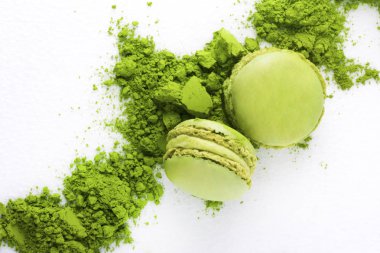 Macaroons yeşil çay tozu matcha beyaz arka plan ile. Asya tadı