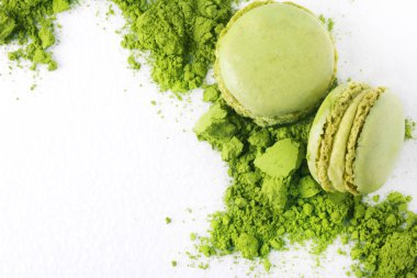 Macaroons yeşil çay tozu matcha beyaz arka plan ile. Asya tadı