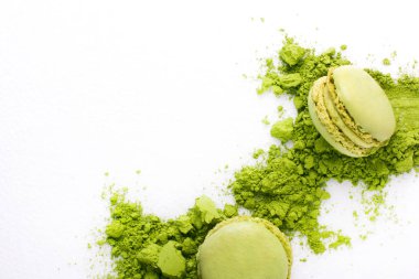 Macaroons yeşil çay tozu matcha beyaz arka plan ile. Asya tadı