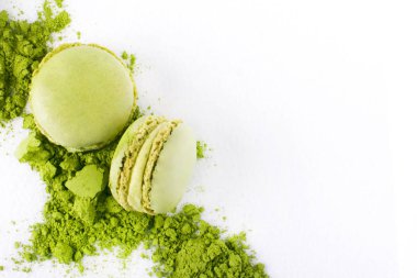 Macaroons yeşil çay tozu matcha beyaz arka plan ile. Asya tadı