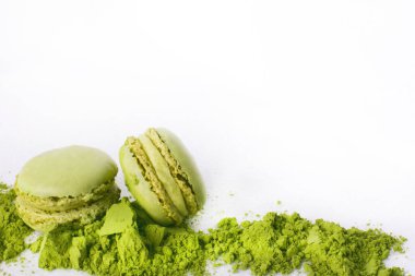 Macaroons yeşil çay tozu matcha beyaz arka plan ile. Asya tadı