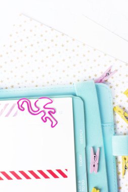 Kadınsı ileti örneği: renkli kağıt bağlayıcı beyaz masa artalanını washi bant ile üzerinde palmiye ve flamingo şekil klipler. Düz yatıyordu stili