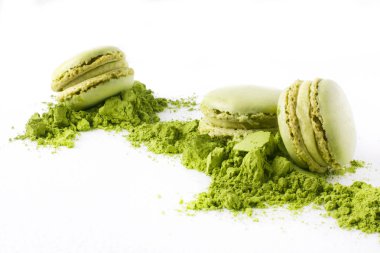 Macarons yeşil çay tozu matcha beyaz arka plan ile. Asya tadı