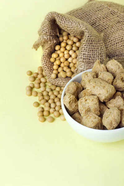 Bio Sojaprodukte Auf Hellgelbem Hintergrund Sojabohnen Tofu Und Sojafleisch — Stockfoto