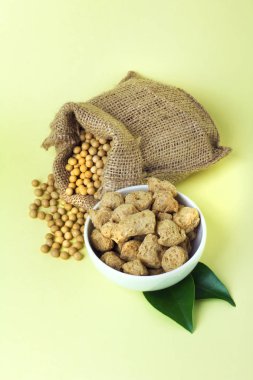 Organik soya ürünleri üzerinde ışık sarı arka plan: soya fasulyesi, soya ve soya eti