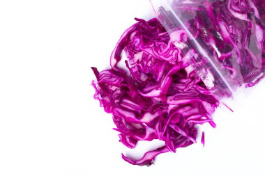 Beyaz arka plan üzerinde izole donmuş kırmızı lahana dilimleri plastik torba. Sebze koruma