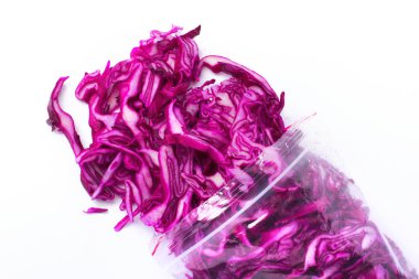 Beyaz arka plan üzerinde izole donmuş kırmızı lahana dilimleri plastik torba. Sebze koruma