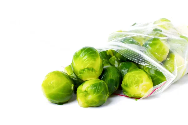 Bolsa Plástico Con Brotes Bruselas Congelados Aislados Sobre Fondo Blanco —  Fotos de Stock