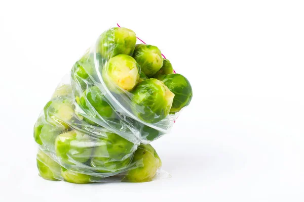 Műanyag Táska Val Fagyasztott Brussel Hajtások Elszigetelt Fehér Háttér Növényi — Stock Fotó