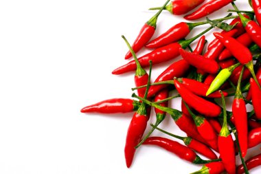 Küçük kırmızı biber, beyaz arka planda izole edilmiş. Yiyecek malzemeleri. Taze sebze ve baharat.
