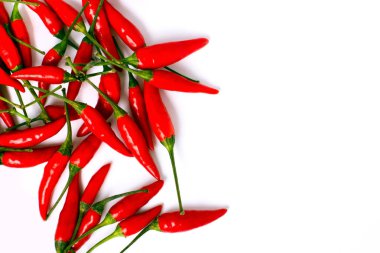 Küçük kırmızı biber, beyaz arka planda izole edilmiş. Yiyecek malzemeleri. Taze sebze ve baharat.