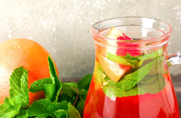 Grapefruit cocktail with ice and mint, selective focus — Stock Photo, Image