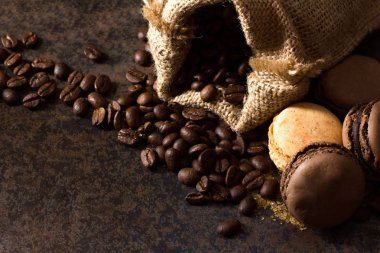 Kahve macaroons ve şeker kristalleri ile koyu arka plan üzerinde