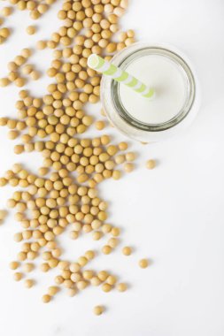 Beyaz arka plan üzerinde izole soya ürünleri: kuru fasulye ve bitkisel süt