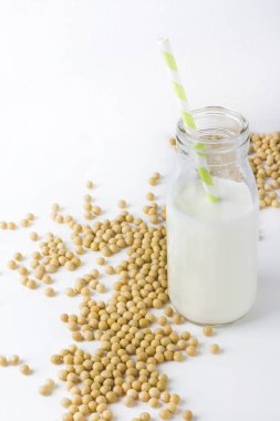 Beyaz arka plan üzerinde izole soya ürünleri: kuru fasulye ve bitkisel süt