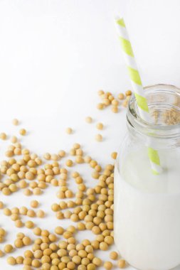 Beyaz arka plan üzerinde izole soya ürünleri: kuru fasulye ve bitkisel süt