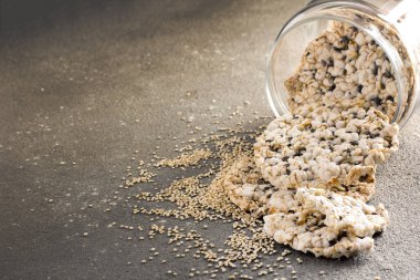 Gevrek pirinç kek rustik arka plan üzerinde. Düşük yağ kavramı