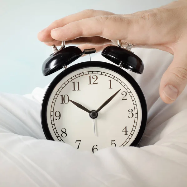 Reloj despertador en las almohadas. Concepto publicitario, espacio de copia —  Fotos de Stock