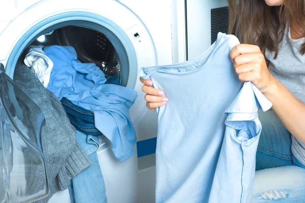 Preparação do ciclo de lavagem. Máquina de lavar roupa, mãos e roupas — Fotografia de Stock