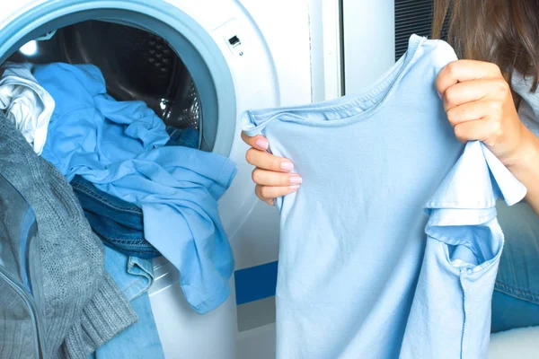 Vorbereitung des Waschzyklus. Waschmaschine, Hände und Kleidung lizenzfreie Stockbilder