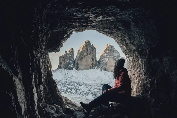 Senderista Sentada Una Cueva Una Montaña — Foto de Stock