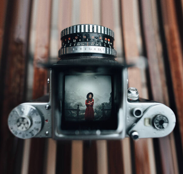 Shooting Beautiful Woman Mountain Landscape Vintage Camera — Stock Photo, Image