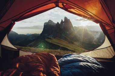 güzel bir çadır güzel gökyüzünden ile dağ manzarası