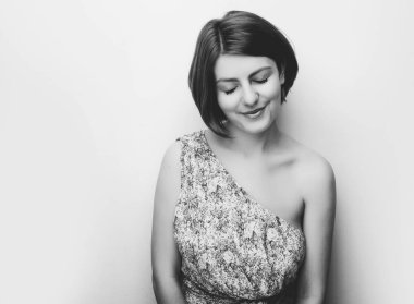 Siyah ve beyaz stüdyo güzel genç kadın portresi. Güzellik ve bakım