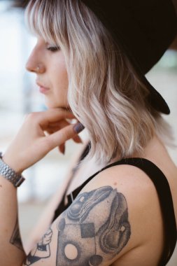 güzel bir genç kadın dövmesi 