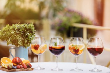 yaz içecekler, meyve kokteylleri çilek Beyaz ahşap tablo