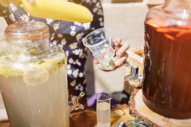 Barmen Mojito içmek kokteyl yapmak 