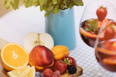 Yaz içeceği, meyve kokteyli çilek Beyaz ahşap tablo