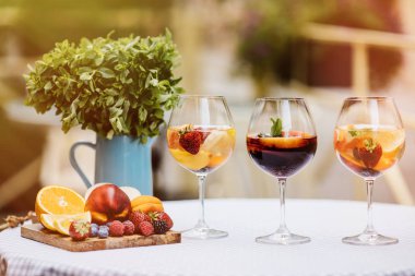 yaz içecekler, meyve kokteylleri çilek Beyaz ahşap tablo