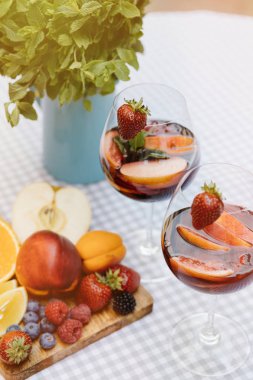 yaz içecekler, meyve kokteylleri çilek Beyaz ahşap tablo